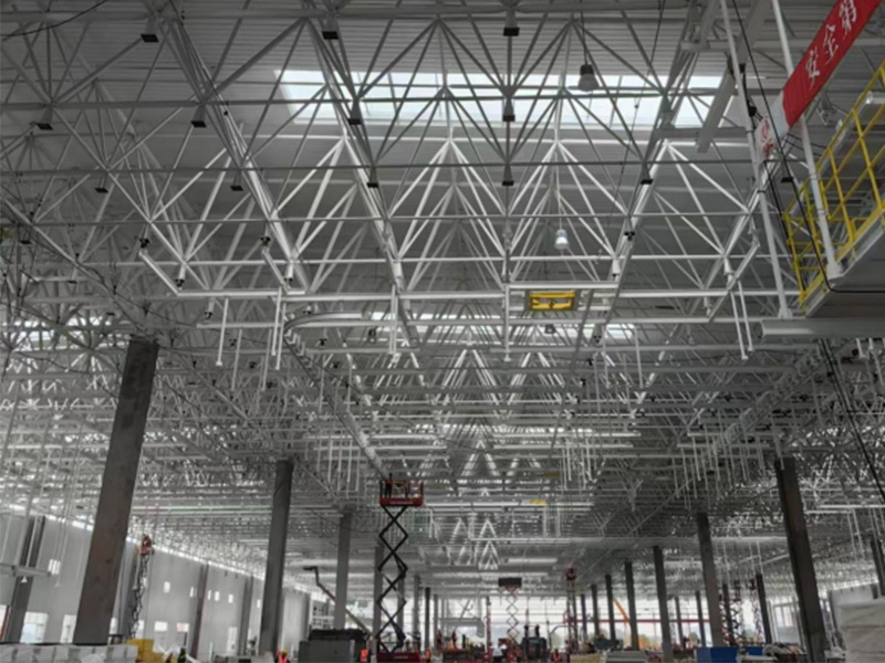 濟寧瑞通金屬結構有限公司工程案例 東風汽車新能源焊裝沖焊車間 網架項目 工程位于湖北省襄陽市,工程面積:22658m2。